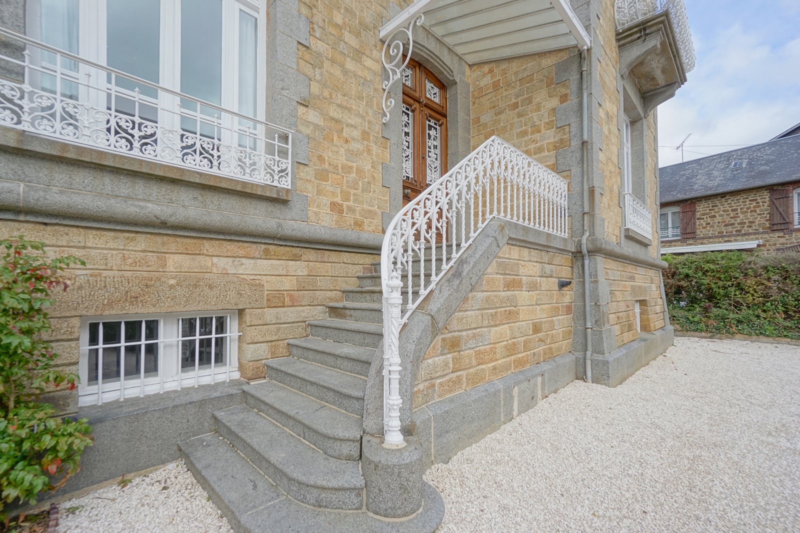 Escalier et extérieur du manoir